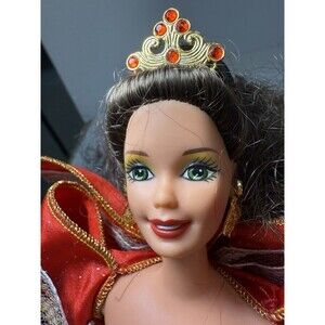 1997 EXTREMELY RARE Happy Holidays Barbie Doll MISPRINT Green Eye & Doll Stand